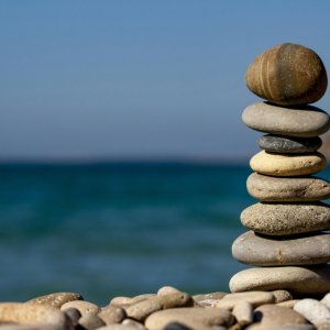 Sassi impilati in equilibrio – il simbolo dell' armonia e della stabilità emotiva.
