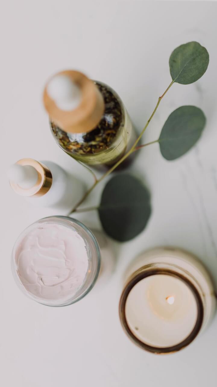 oli-creme-unguenti-preparazione-massaggio.jpg Oli, creme ed unguenti naturali per un massaggio del viso rilassante ed efficace.
